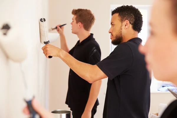 Équipe de décoration peignant une chambre — Photo