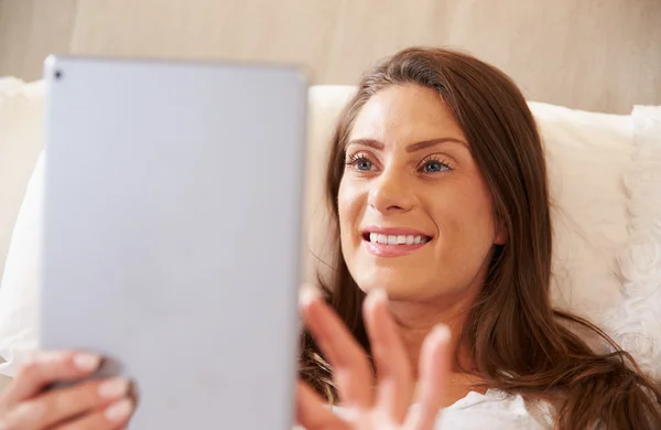 Vrouw die digitale tablet gebruikt — Stockfoto