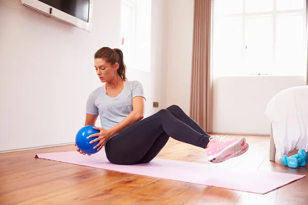 Frau trainiert auf Fitness-DVD im Fernsehen — Stockfoto