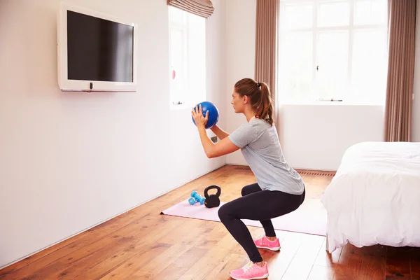 Mulher trabalhando para fora para Fitness DVD na TV — Fotografia de Stock