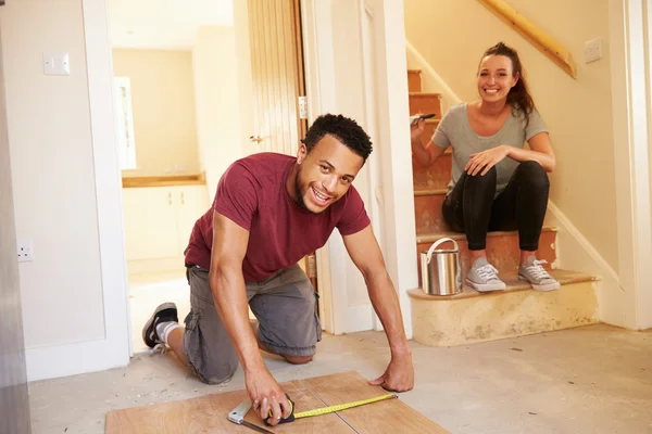 Junge Hausbesitzer schmücken ihr Haus — Stockfoto