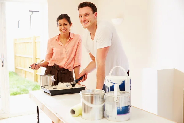 Pareja decorando una habitación, mirando a la cámara — Foto de Stock