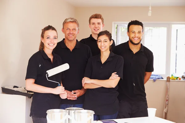 Equipo de decoración de interiores con rodillo de pintura — Foto de Stock