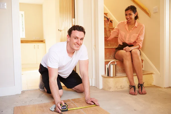 Propriétaires décorant leur maison — Photo