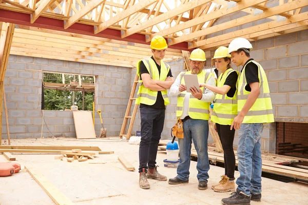 Bauunternehmer mit Lehrlingen vor Ort — Stockfoto