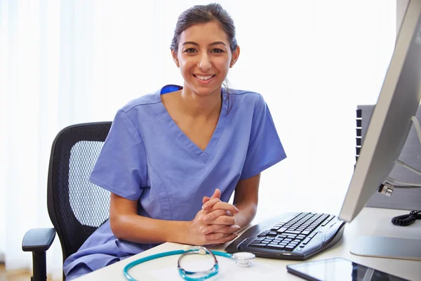 Médico femenino trabajando en la computadora — Foto de Stock