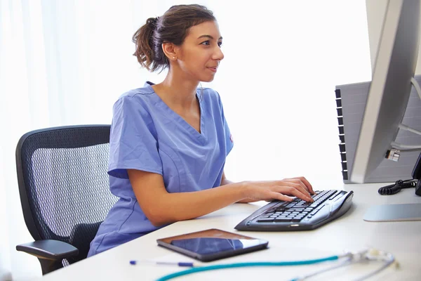 Médico trabajando en la computadora en la oficina — Foto de Stock