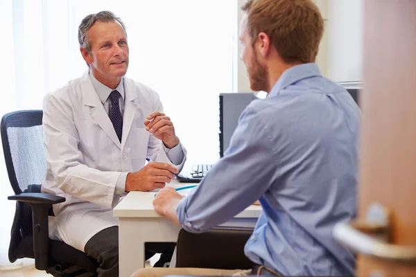 Paciente tendo consulta com o médico — Fotografia de Stock