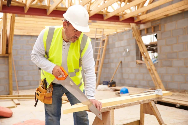 Zimmerer schneidet Hausdach ab — Stockfoto