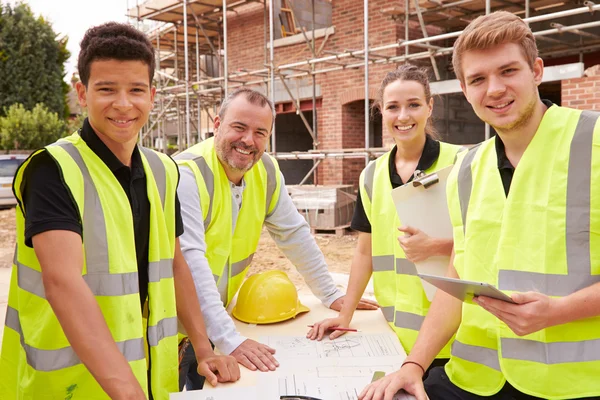 Costruttore in cantiere con apprendisti — Foto Stock