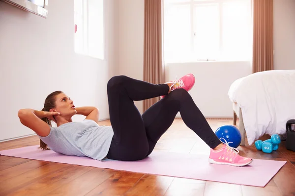 Frau macht Fitnessübungen auf Matte — Stockfoto