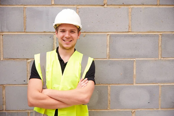 Trabalhador masculino da construção civil no local de construção — Fotografia de Stock