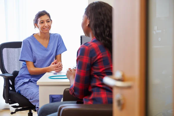 Patient mit Arzt im Büro beraten — Stockfoto