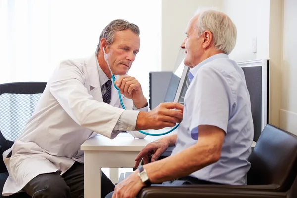 Paciente que tiene examen médico con el médico —  Fotos de Stock