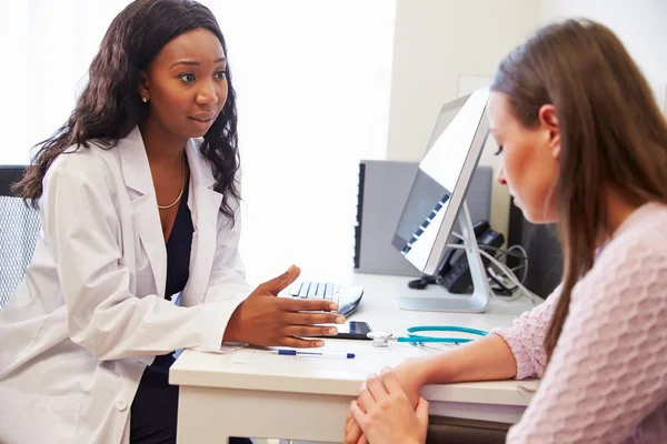 Arzt behandelt Patienten mit Depressionen — Stockfoto