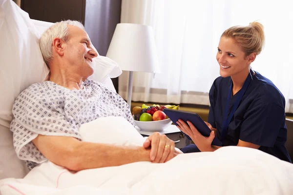 Krankenschwester spricht mit Seniorin im Krankenhaus — Stockfoto