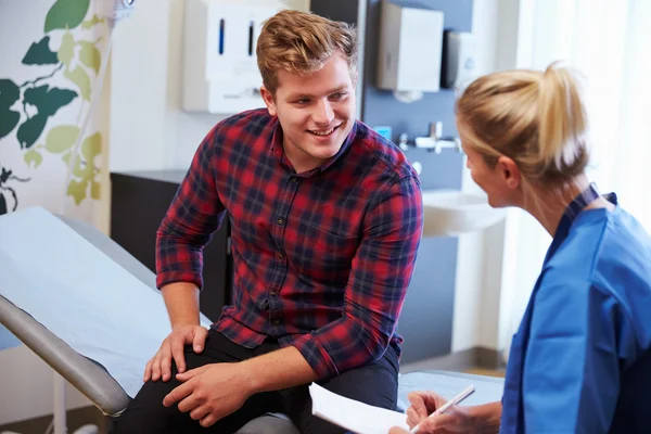 Consultation entre le patient et l'infirmière — Photo