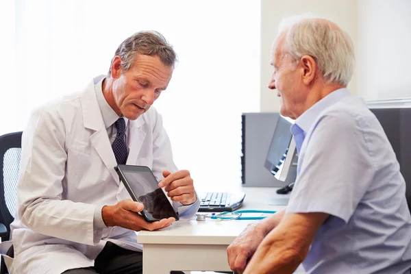 Senior Patient mit Rücksprache mit Arzt — Stockfoto