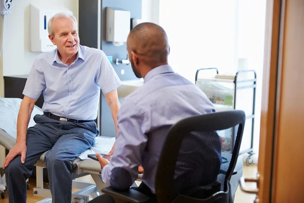 Senior Patient und Arzt beraten sich — Stockfoto