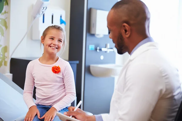 Menina conversando com o médico no quarto do hospital — Fotografia de Stock