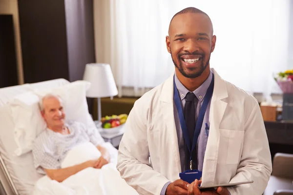 Doutor com paciente sênior na cama do hospital — Fotografia de Stock