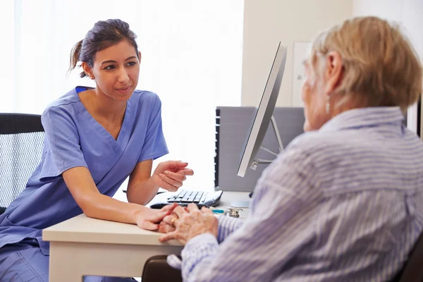 Senior patiënt na overleg met de verpleegkundige — Stockfoto