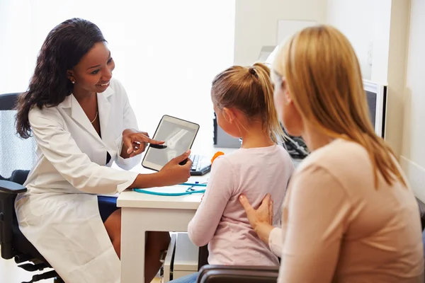 Mãe e filha visitando médico — Fotografia de Stock