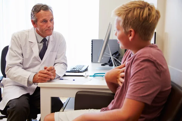 Мальчик-подросток консультируется с врачом — стоковое фото