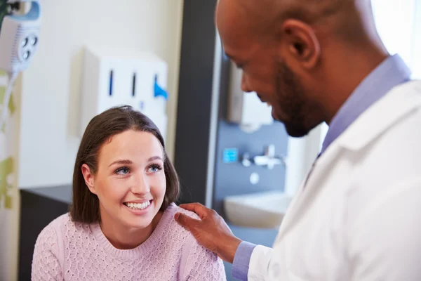 Patient Being Reassured By Doctor — Stock Photo, Image