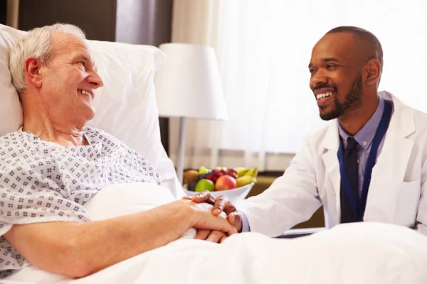 Médico conversando com paciente em cama de hospital — Fotografia de Stock