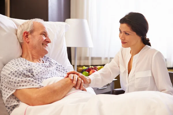 Doktor mluví s pacientem v nemocniční posteli — Stock fotografie