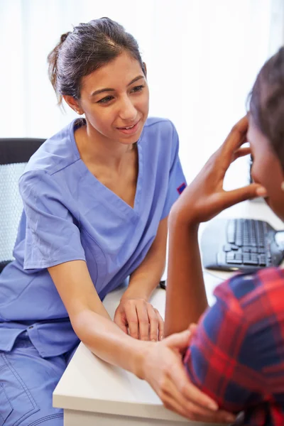 Läkare behandlar patientens lidande med Depression Stockbild