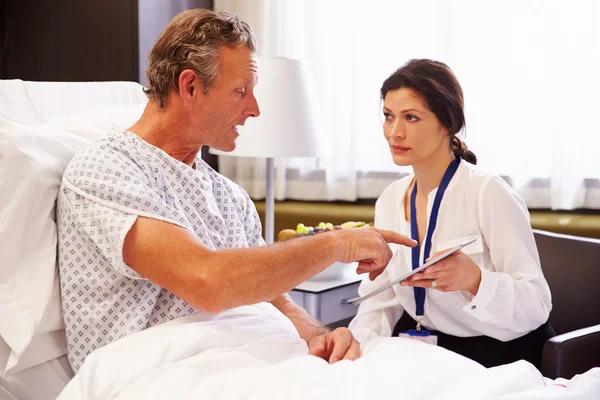 Doctora hablando con paciente masculino —  Fotos de Stock
