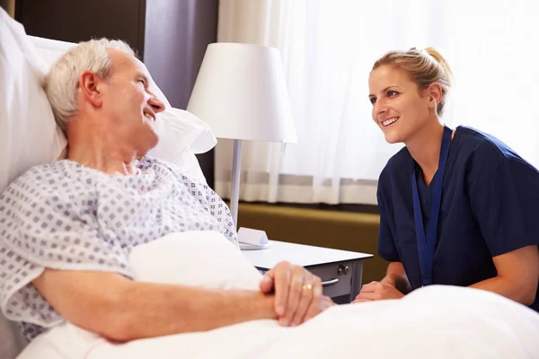 Enfermera hablando con paciente masculino mayor — Foto de Stock