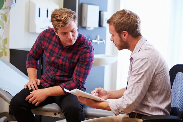 Paciente masculino e médico têm consulta — Fotografia de Stock