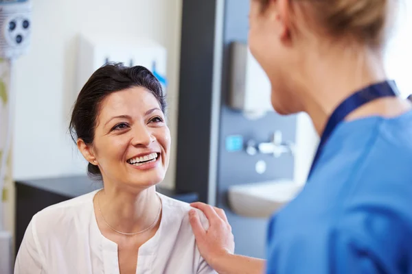 Patienten blir lugnad av läkare — Stockfoto