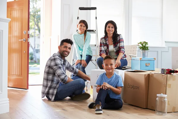 Familie verhuizen naar nieuw huis — Stockfoto