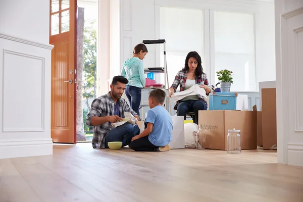 Familie verhuizen naar nieuw huis — Stockfoto