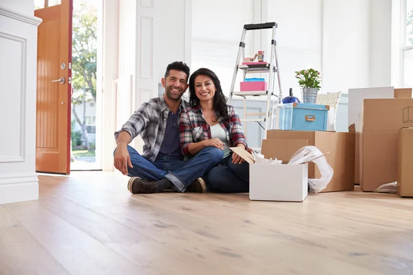 Casal se movendo para uma nova casa — Fotografia de Stock