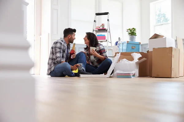 Pareja celebrando mudarse a un nuevo hogar —  Fotos de Stock