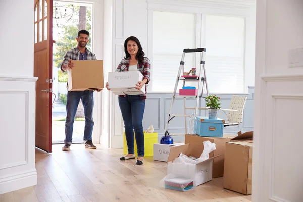 Paar verhuizen naar nieuw huis — Stockfoto