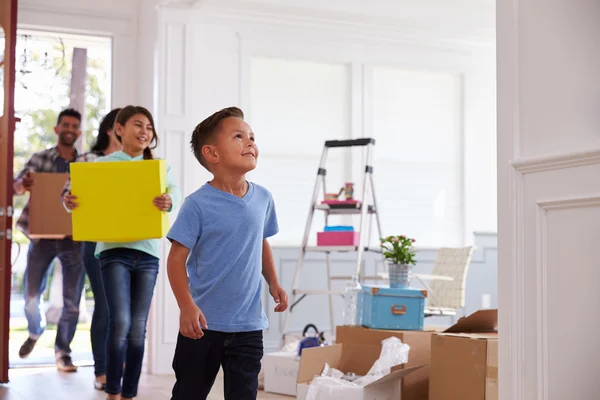 Familie zieht in neues Zuhause — Stockfoto