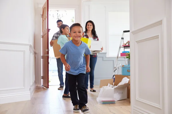 Família se mudando para uma nova casa — Fotografia de Stock