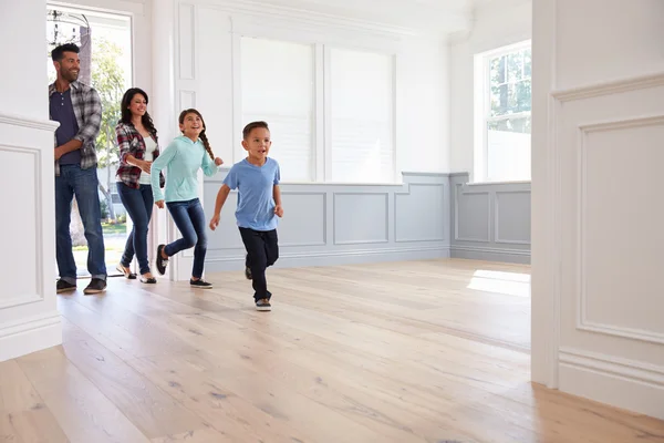 Family Viewing Potential New Home — Stock Photo, Image
