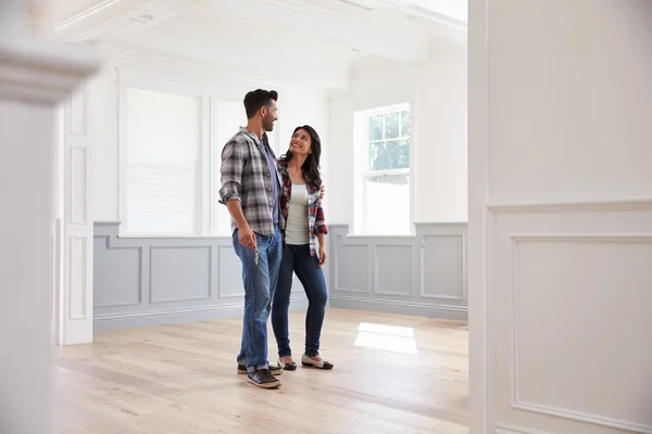 Pareja Viendo Potencial Nuevo Hogar —  Fotos de Stock