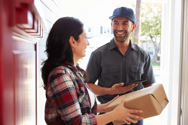 Woman Receiving Package From Courier — Stock Photo, Image