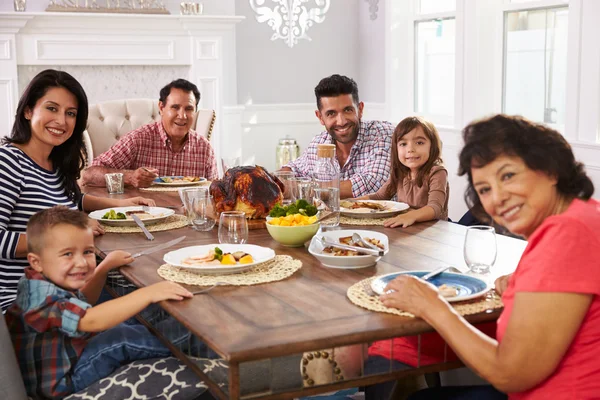 Utvidgade familjen njuter av måltid — Stockfoto