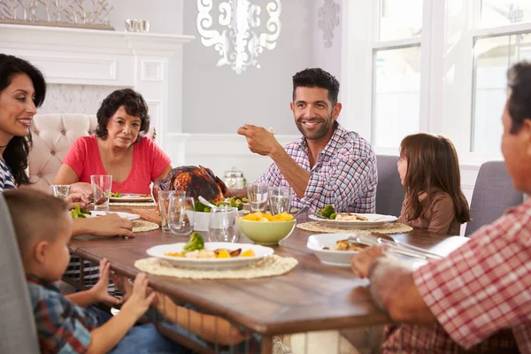 Uitgebreide familie genieten van maaltijd — Stockfoto