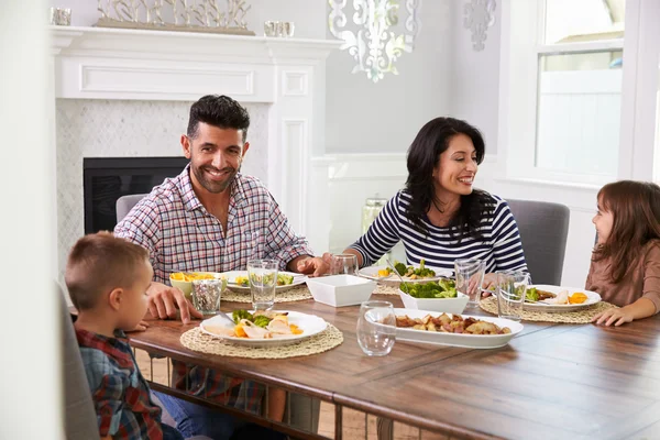 Семья наслаждается едой за столом — стоковое фото