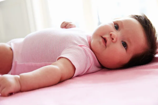 毛布の上に横たわる女のかわいい赤ちゃん — ストック写真